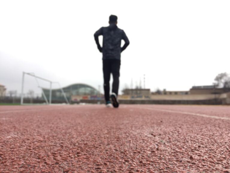 Cum să îți îmbunătățești viteza și puterea în alergare