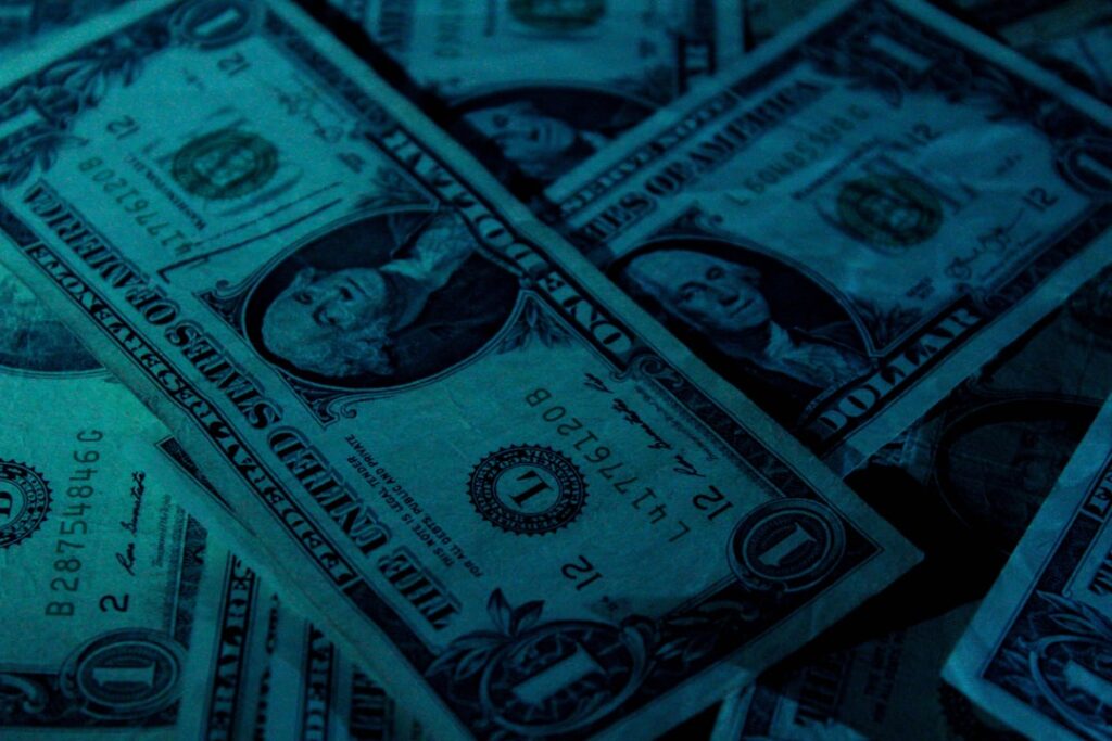 Istoria banilor: De la troc la tranzacțiile digitale